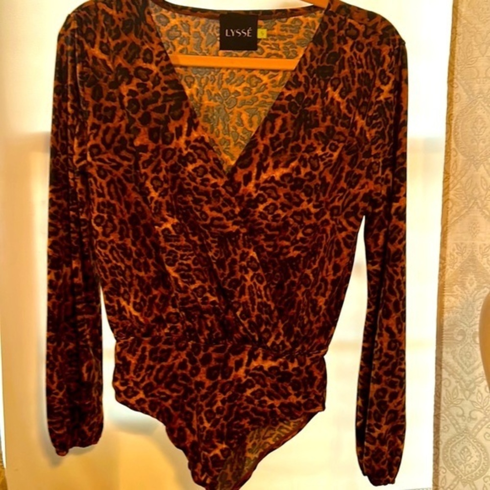 NWOT lysse leopard print body suit. Size small